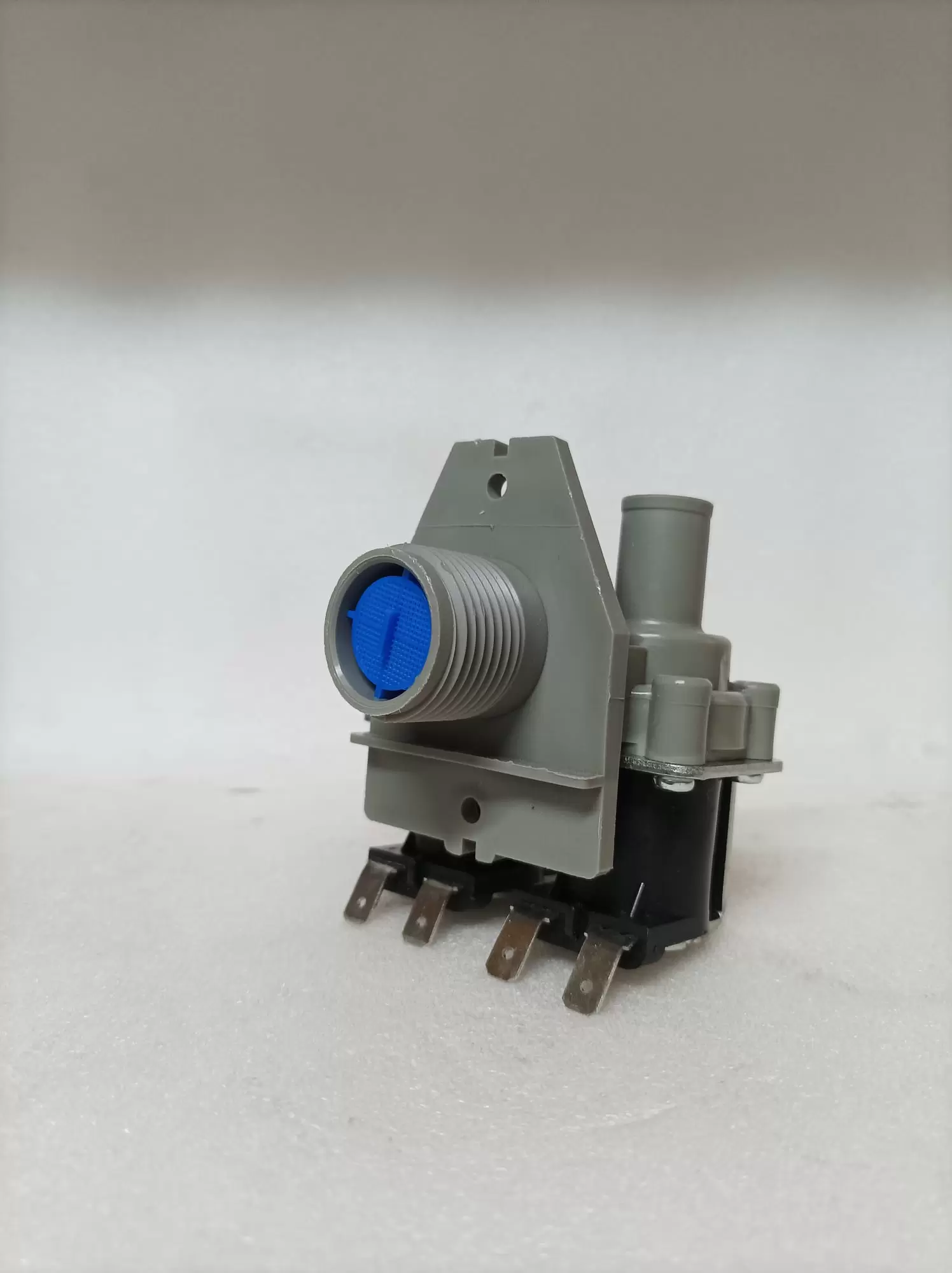 Válvula solenoide entrada 2 salida 180º para Lavarropas - Imagen 2